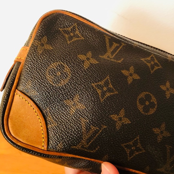 SOLD!!! Authentic Louis Vuitton Clutch in Monogram - Picture 14 of 16